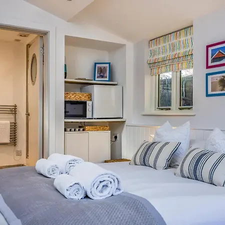 Pass The Keys Delightful Studio In West Ashling Chichester Exterior foto