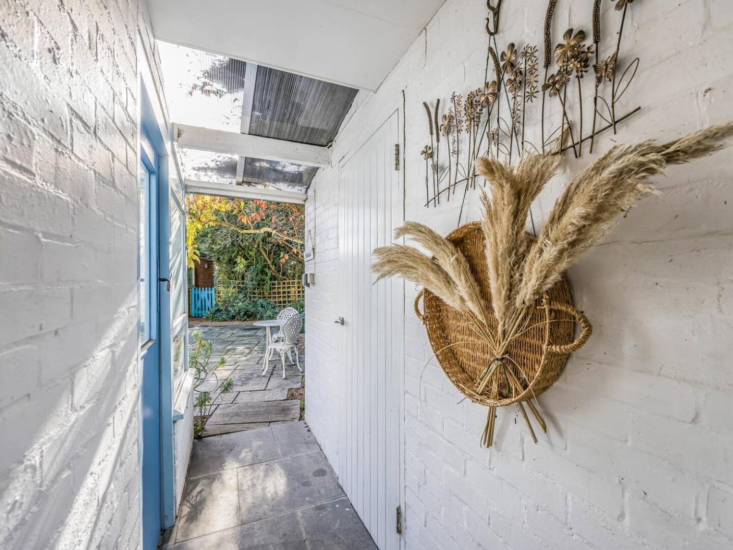 Pass The Keys Delightful In West Ashling Apartment *